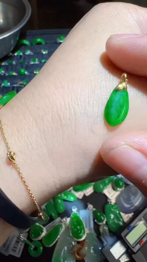 翡翠18K金镶嵌颈饰吊111