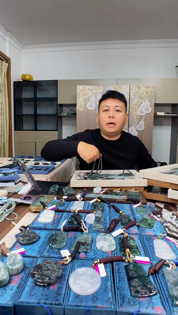 颈饰未镶嵌翡翠  多样性发其一