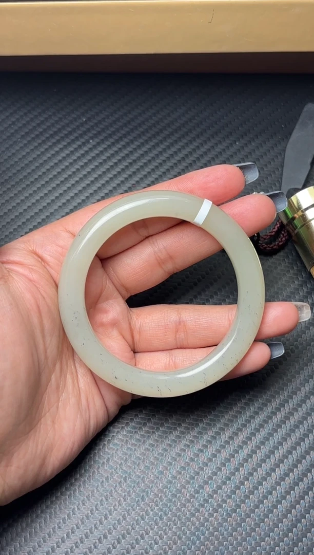 未镶嵌手镯和田玉黑山微色差56