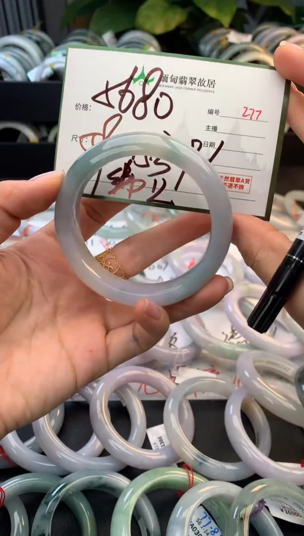 未镶嵌定制翡翠毛货需精细抛光+多人
