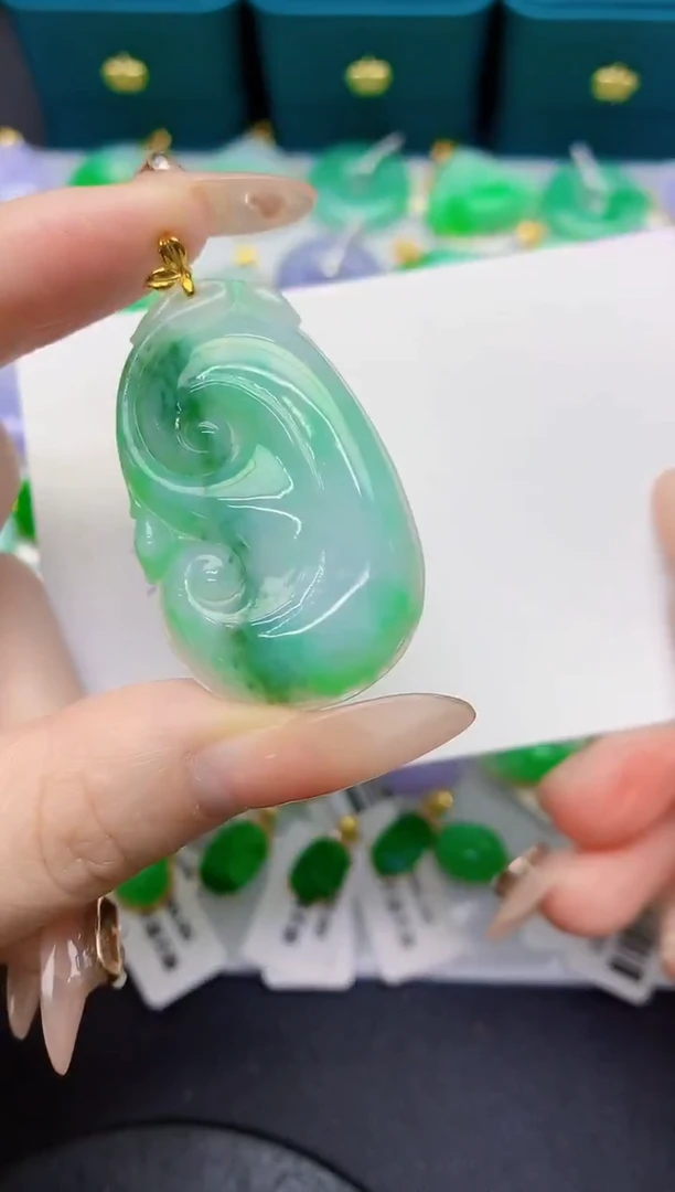 颈饰18K金镶嵌翡翠缅甸天然翡翠A货