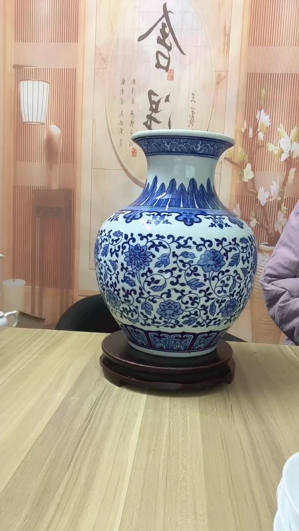 复古青花缠枝花瓶 1个（微瑕）