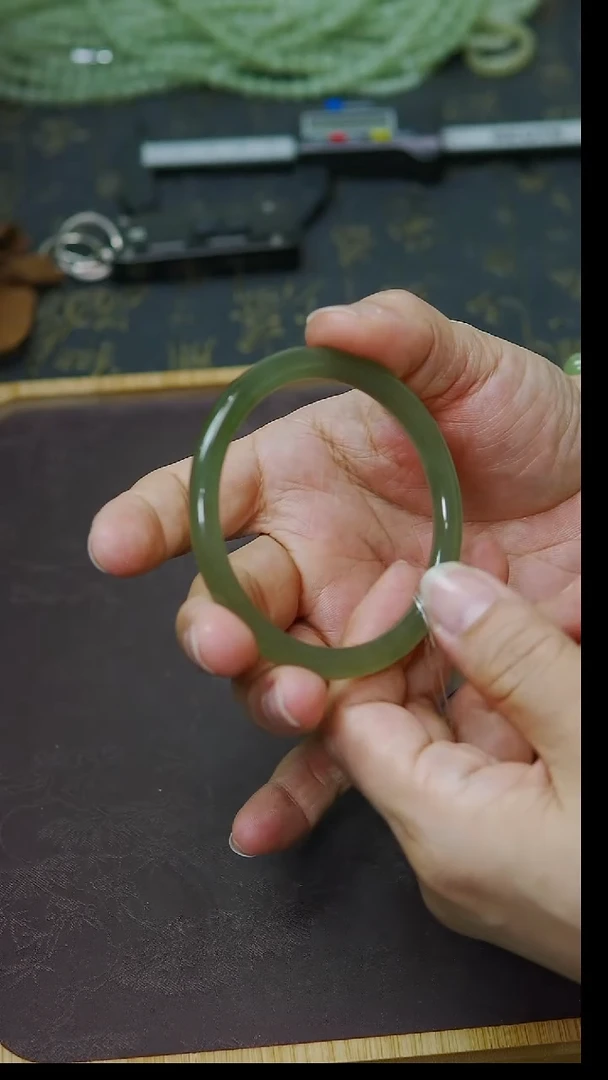 未镶嵌手镯和田玉58圈口  冰湖水圆条手镯