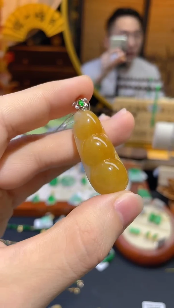 翡翠18K金镶嵌颈饰福豆