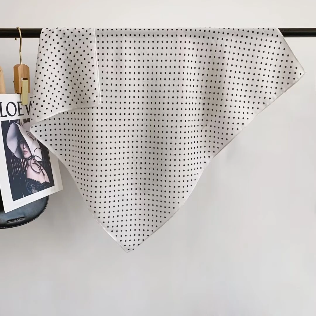 优雅波点丝巾方巾简约气质女士围巾时尚百搭黑白波点围巾65*65c