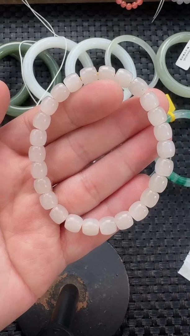 颈饰未镶嵌和田玉7*6蜂蜜水手串