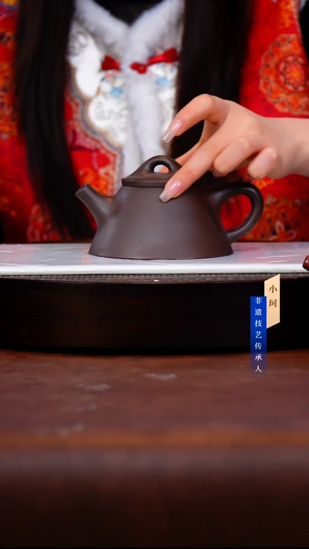 茶壶紫砂61号   倪   龙山紫乌泥     280c