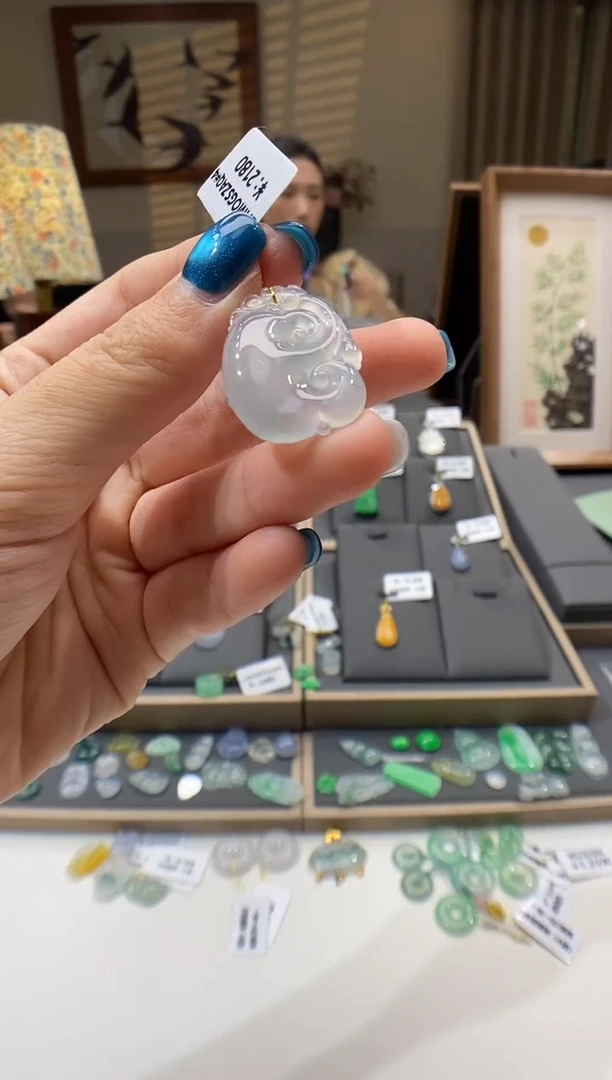 翡翠未镶嵌颈饰如意