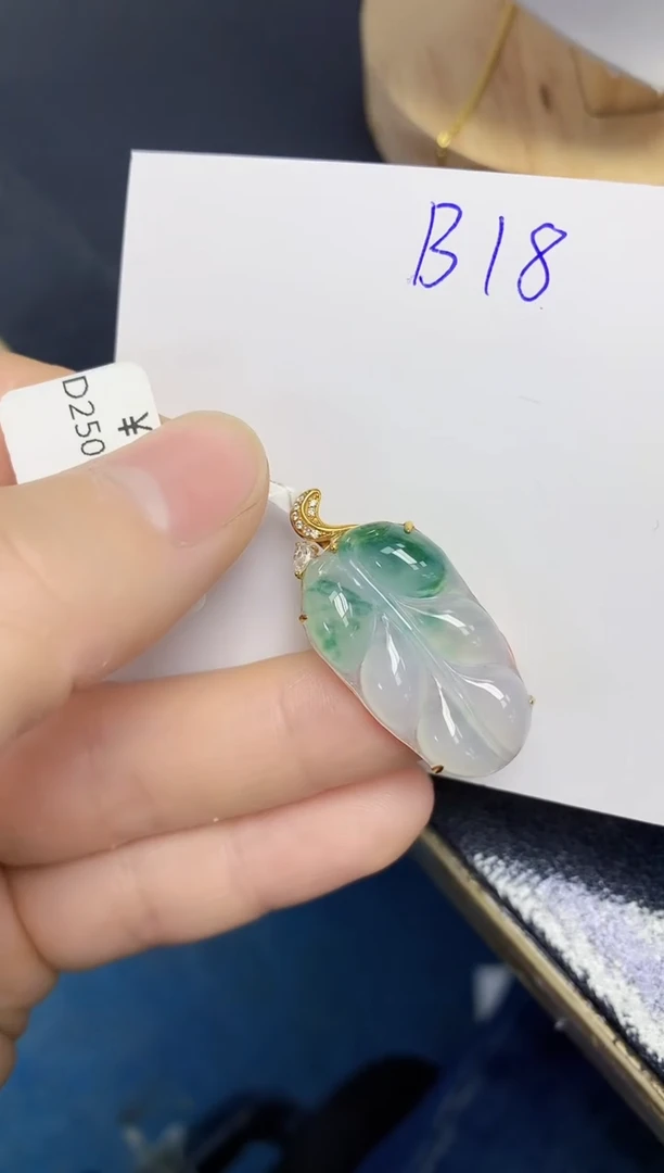 颈饰18K金镶嵌翡翠天然缅甸翡翠A货翡翠百元以上9元证书费自理