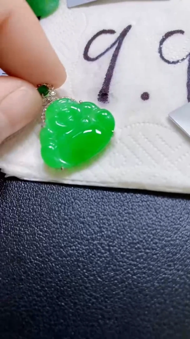颈饰18K金镶嵌翡翠佛