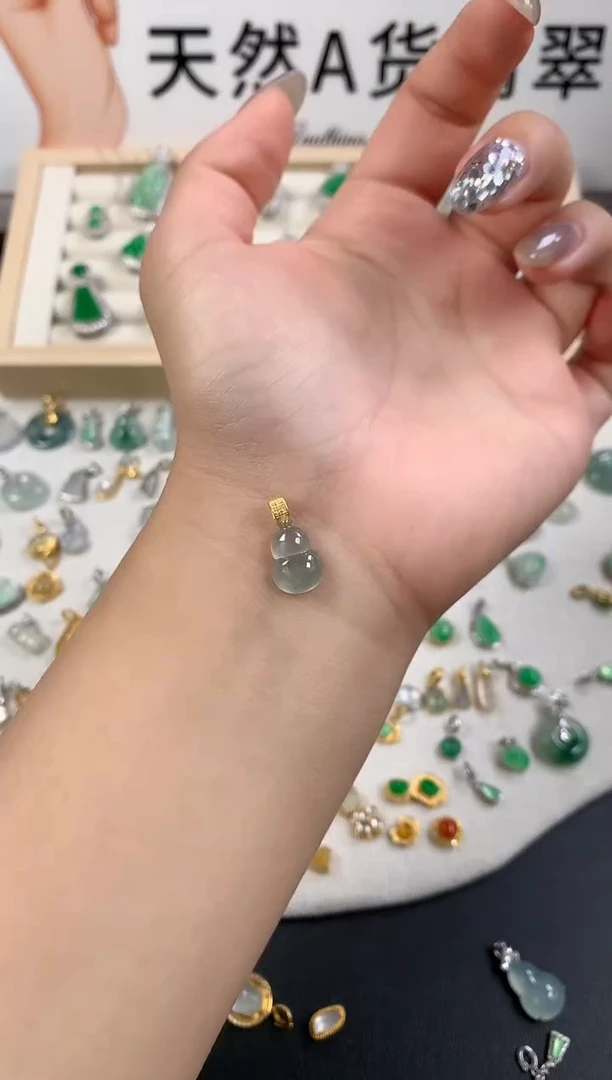 颈饰18K金镶嵌翡翠葫芦