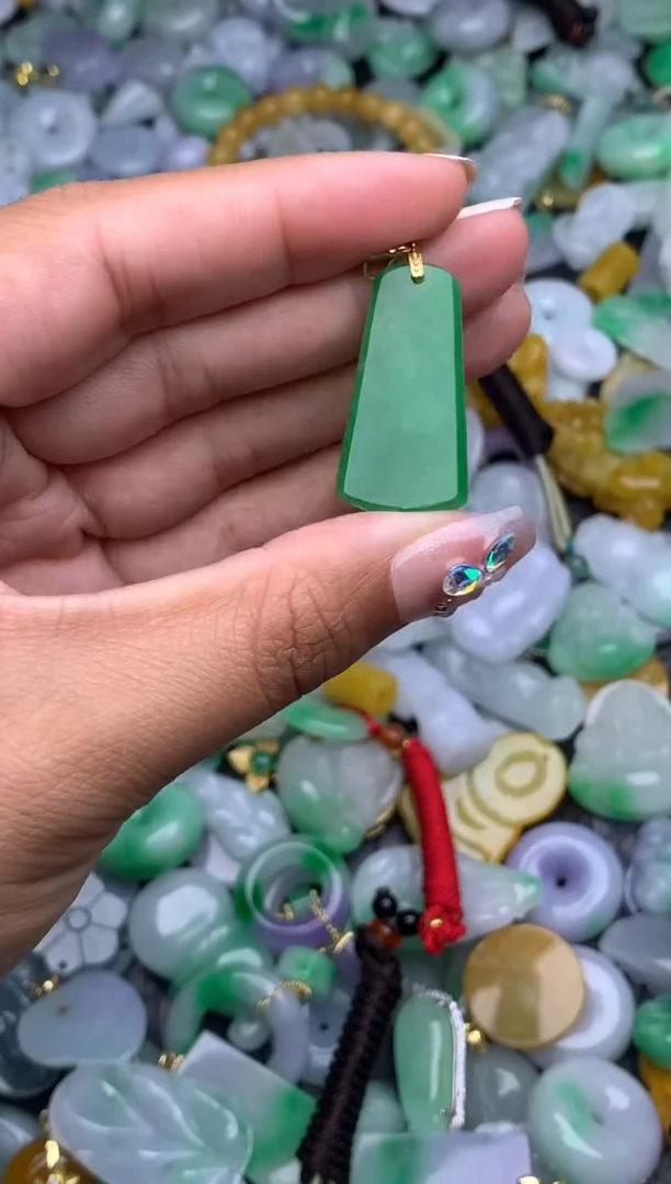 颈饰未镶嵌翡翠天然缅甸翡翠吊坠