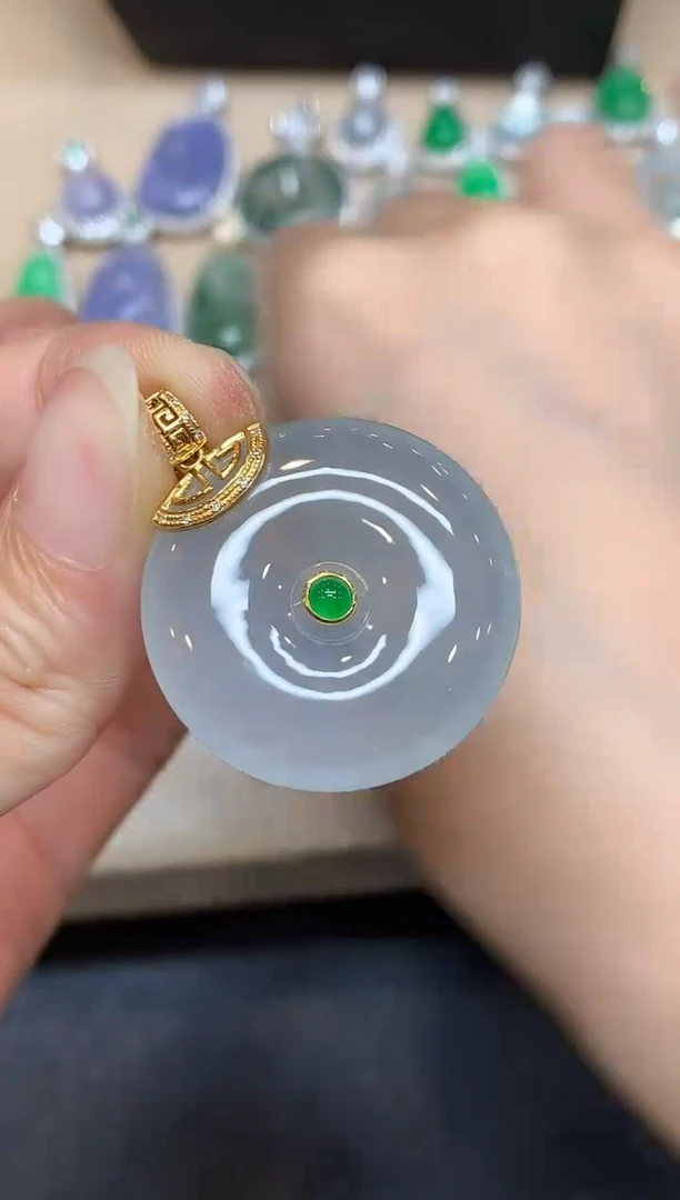 颈饰18K金镶嵌翡翠平安扣【无服务费