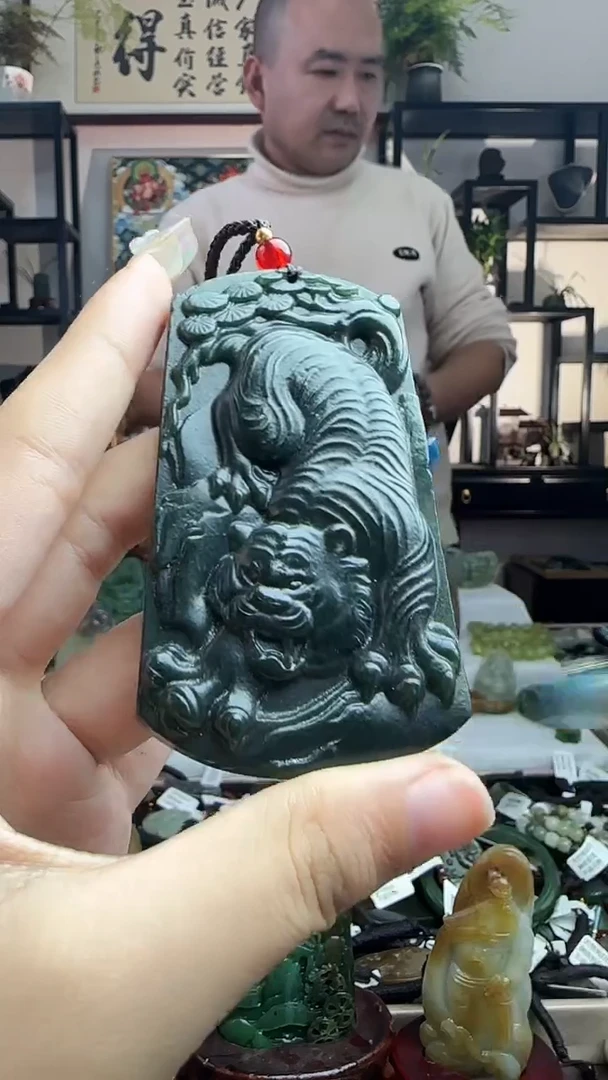 颈饰未镶嵌和田玉下山虎多样性发其一