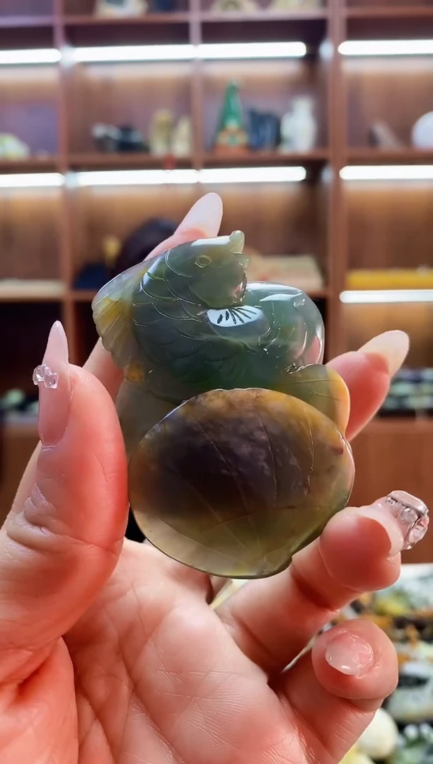 未镶嵌蛇纹石玉吊坠
