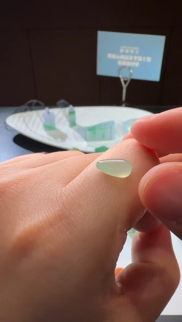 未镶嵌定制翡翠淡绿底戒面裸石