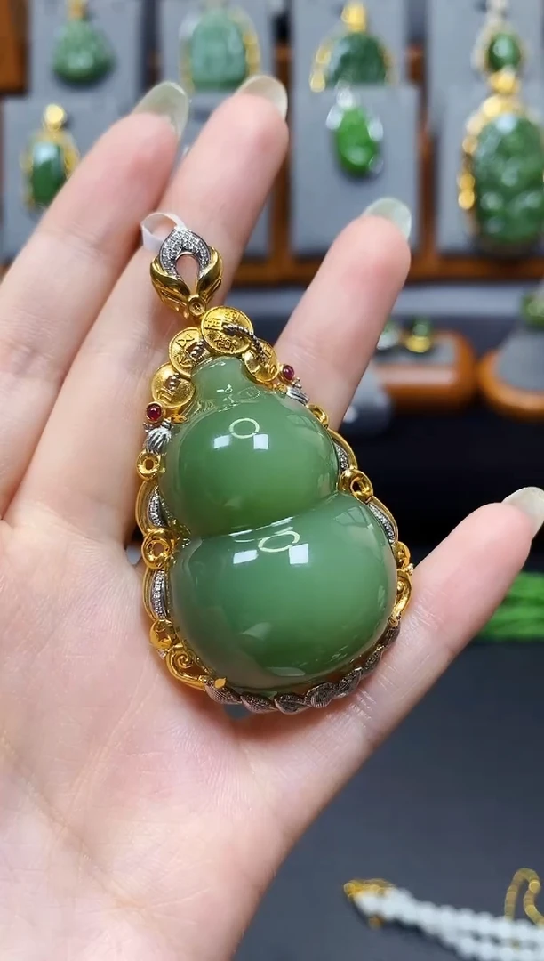 和田玉18K金镶嵌颈饰粉青猫葫芦吊坠-高级珠宝