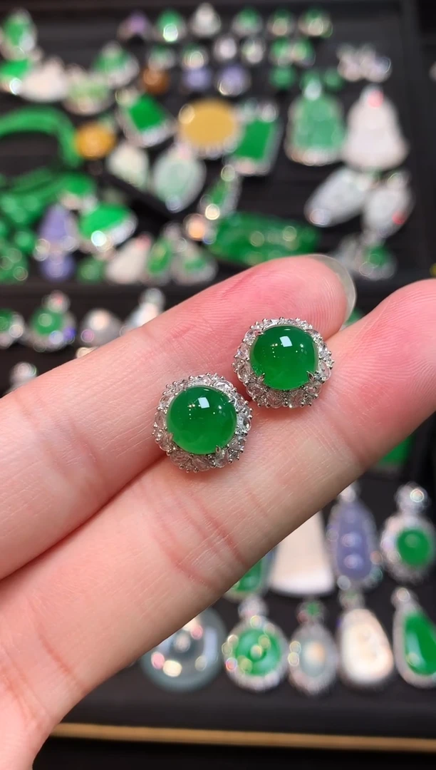 18K金镶嵌翡翠耳饰高冰辣阳绿蛋面耳钉