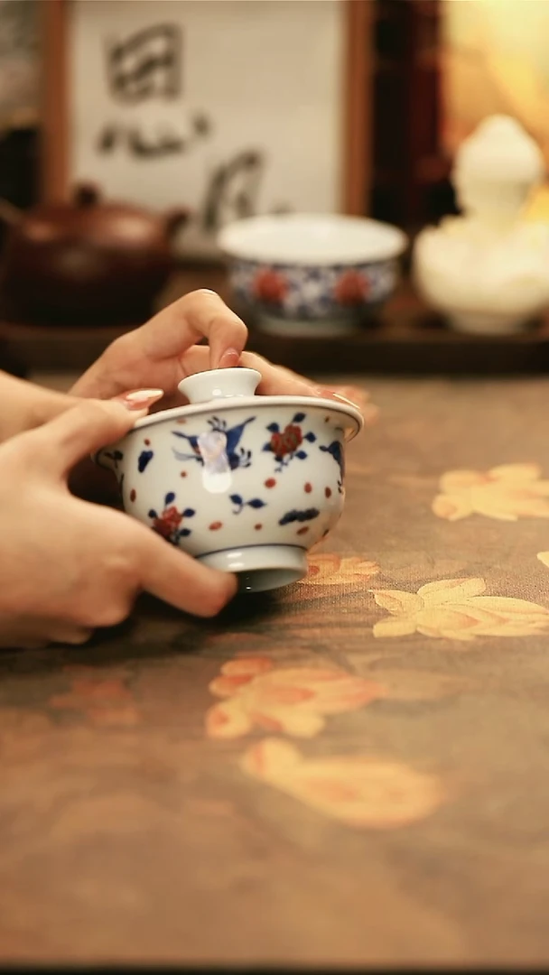 M2005/陶瓷青花釉里红蝶恋花盖碗