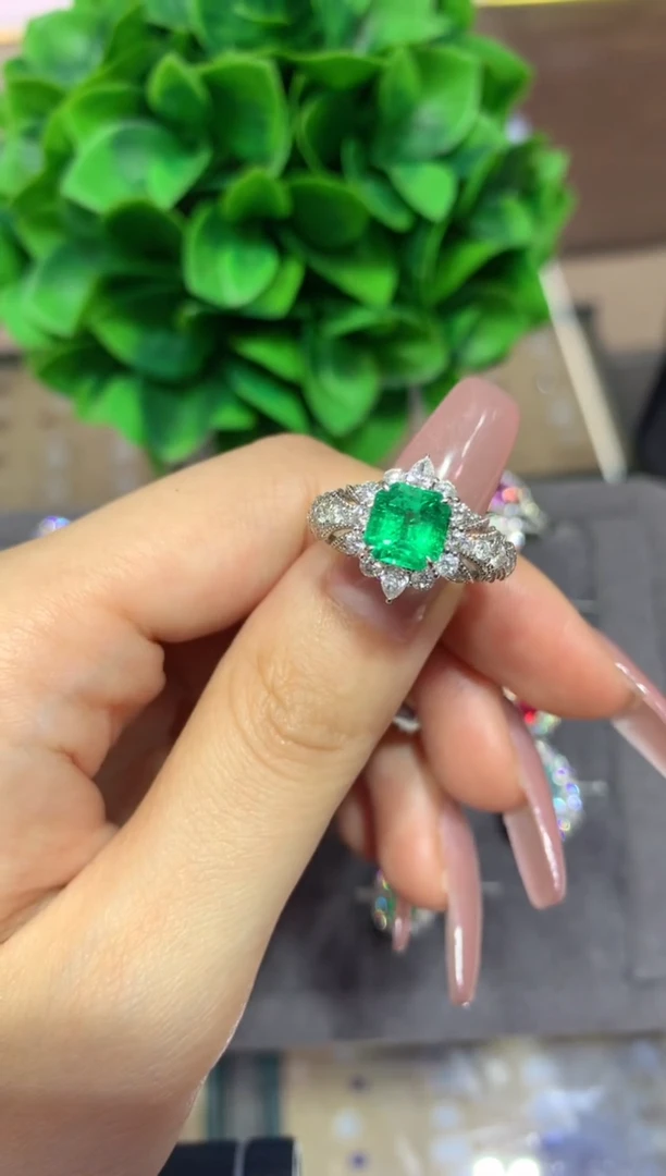 18K金镶嵌戒指祖母绿1.39CT