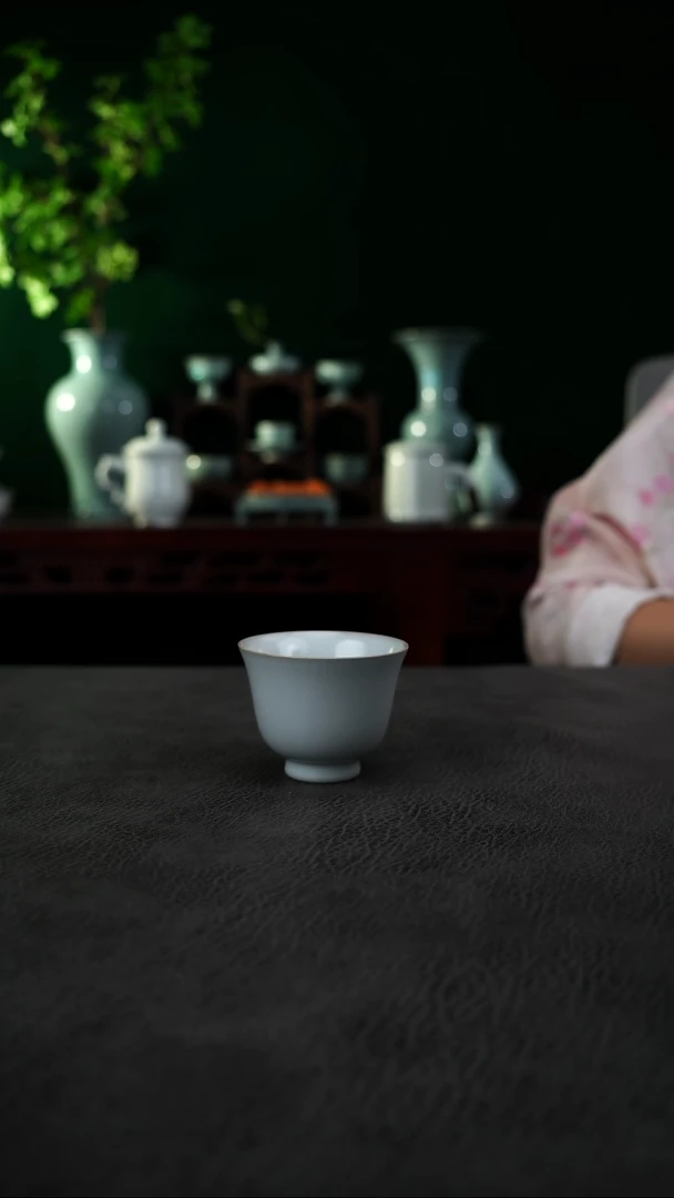 杯月白釉 铃铛杯    微瑕   无纹