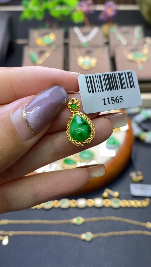 翡翠18K金镶嵌颈饰水滴吊坠11565