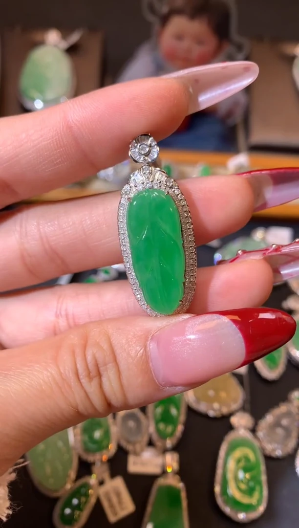 【闪购商品】翡翠吊坠(不含链)18K金镶嵌吊坠