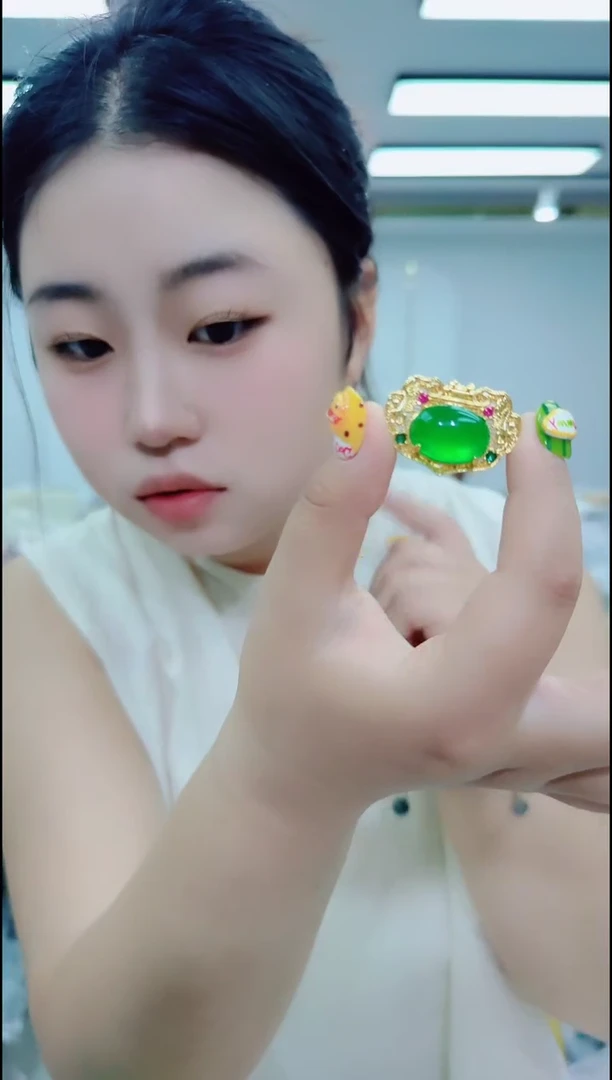 翡翠未镶嵌颈饰1913绿蛋面小锁