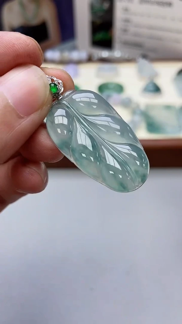 翡翠未镶嵌颈饰叶子