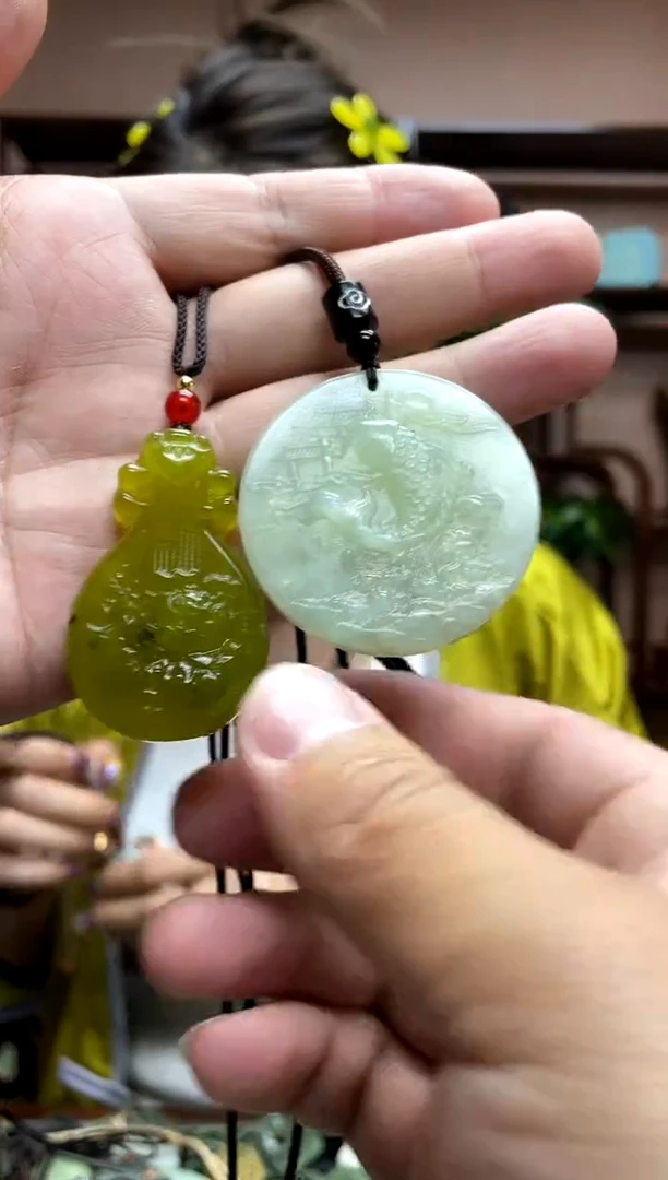 岫玉未镶嵌吊坠·