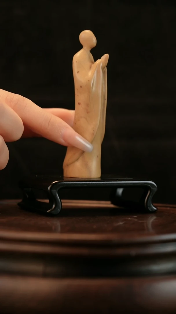 云南石竹叶青雕刻：无相