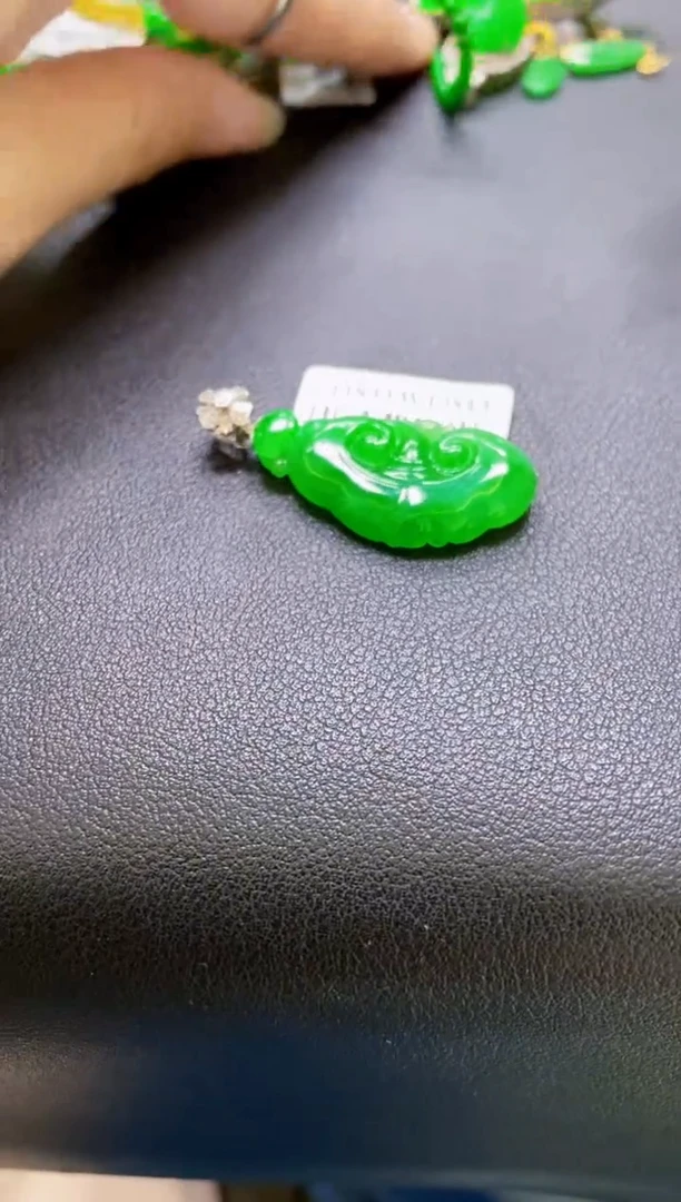 翡翠18K金镶嵌颈饰微**朗如意