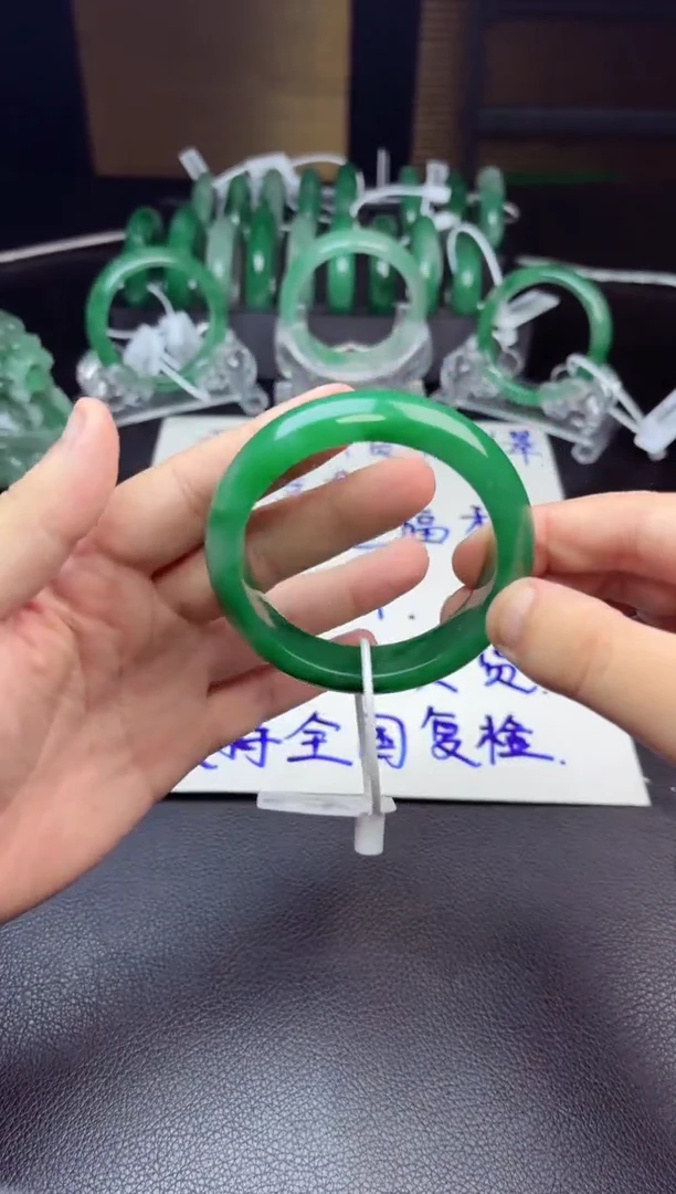 石英质玉（非洲翠）手镯未镶嵌发一件