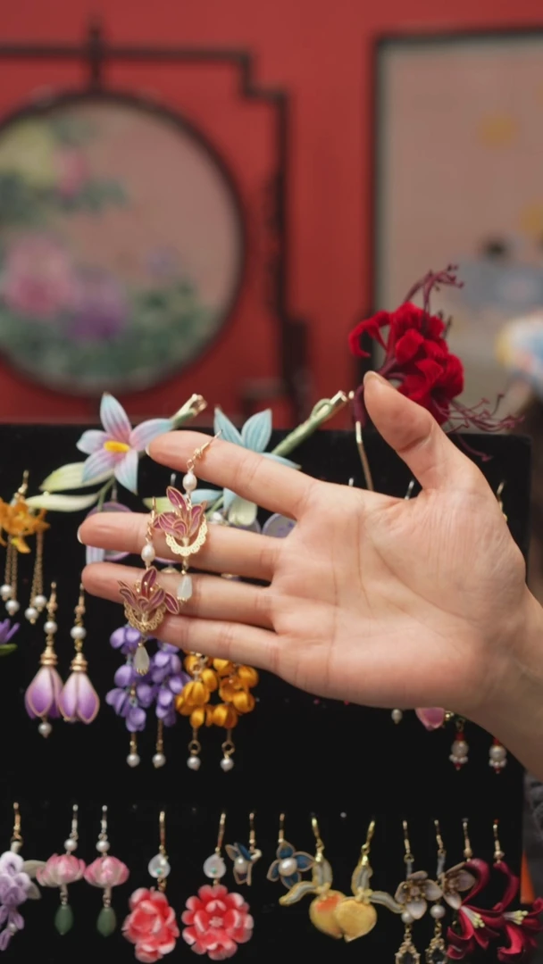 刺绣小**?非遗绒花苏绣饰品