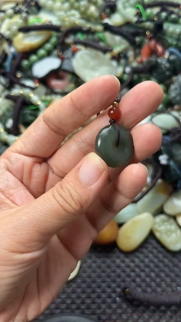 和田玉未镶嵌颈饰（多样性发一件）没有证书有瑕