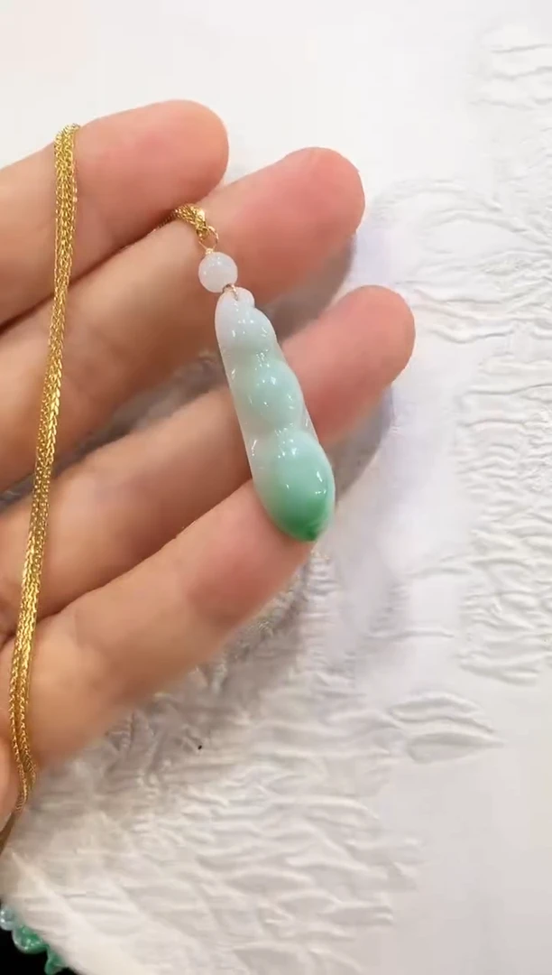 翡翠未镶嵌颈饰国风