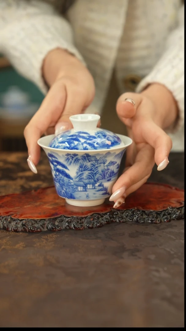 青花手绘山水盖碗