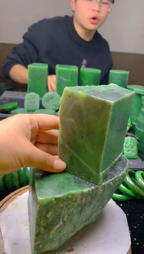 未镶嵌和田玉（碧玉）珠宝半成品1