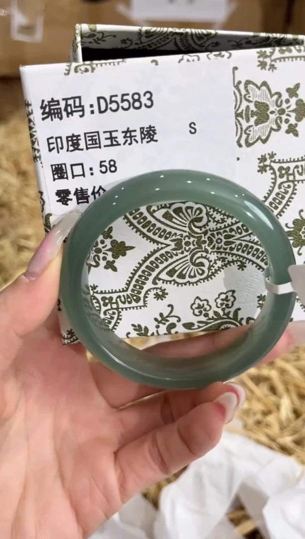 未镶嵌手镯石英质玉D5583