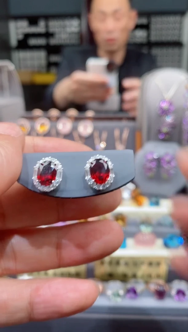 【闪购商品】石榴石耳钉银S925镶嵌石榴石耳钉