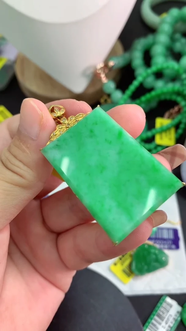 颈饰18K金镶嵌翡翠挂件