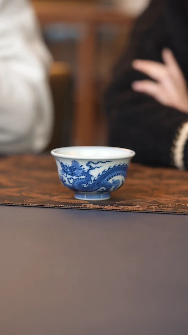 和然青花单龙压手杯