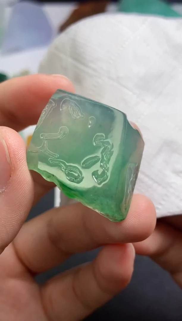 颈饰未镶嵌翡翠