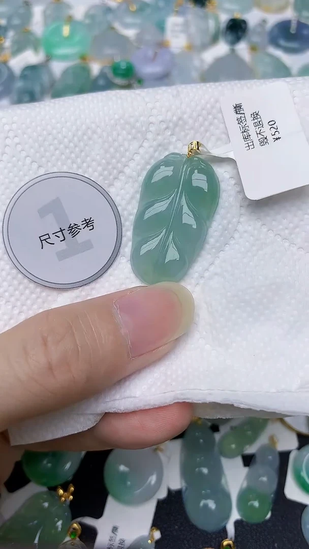 颈饰18K金镶嵌翡翠天然A货翡翠