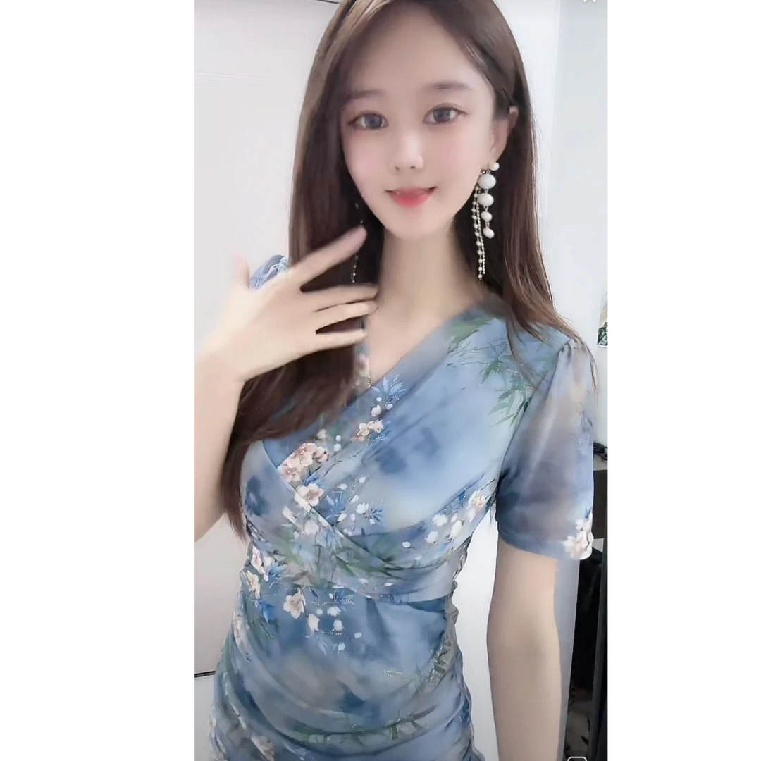 2025新款V领连衣裙高贵褶皱设计遮肚包臀裙女高弹力气质短裙