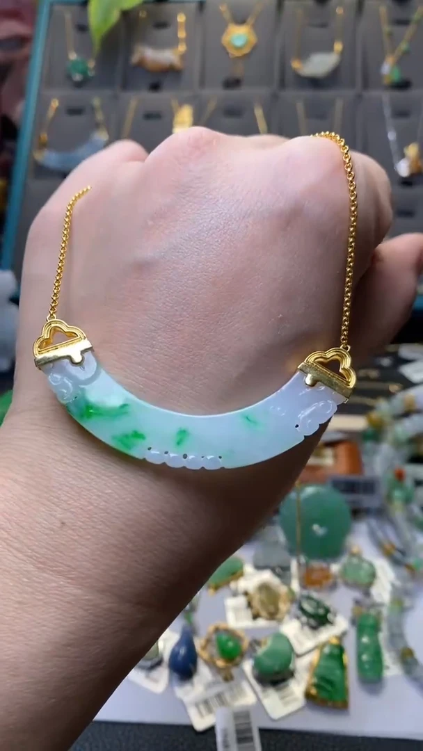 颈饰18K金镶嵌翡翠38018