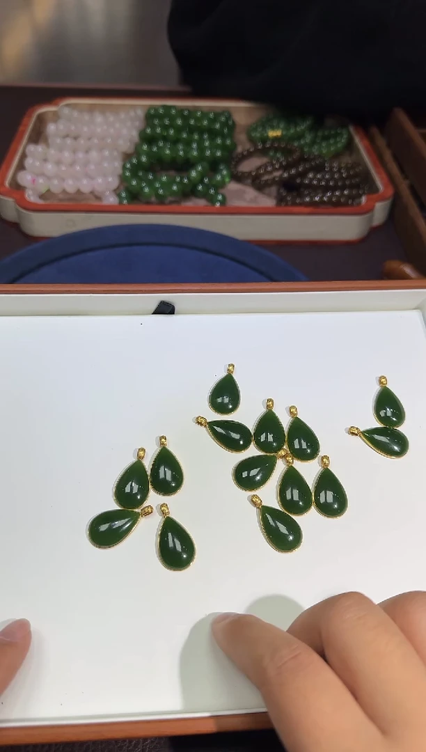 18K金镶嵌和田玉挂件【陆105】108 5512 多样性发其一