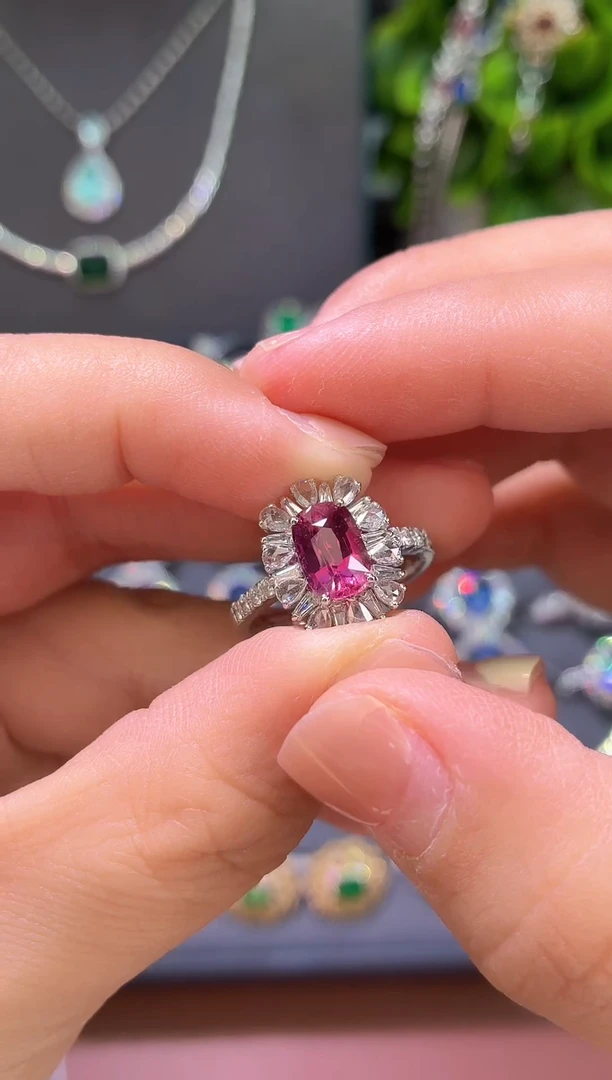 戒指彩色蓝宝石18K金镶嵌-2克拉