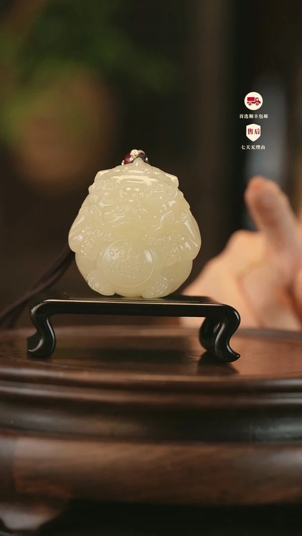 云南石竹叶青雕刻：貔貅抱球手把件摆件