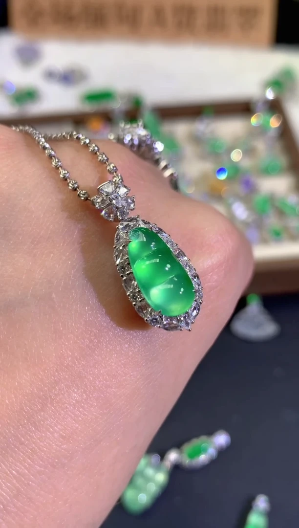 吊坠(不含链)18K金镶嵌翡翠木****8A802|55000